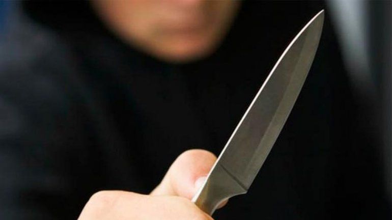 La atacaron a cuchillo en un atraco