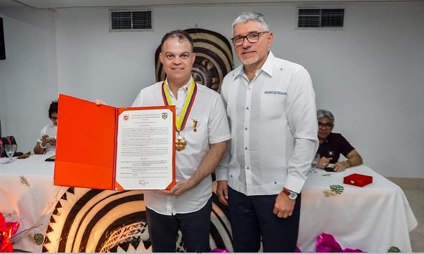 Alcalde Gómez distinguido por la Unión Colegiada del Notariado