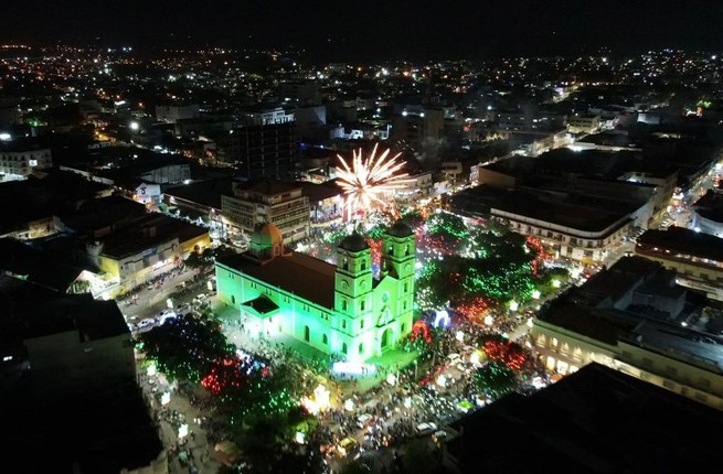 Se prendió la luz que anuncia la Navidad