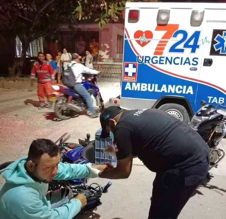 Choque de motocicletas dejó dos personas heridas