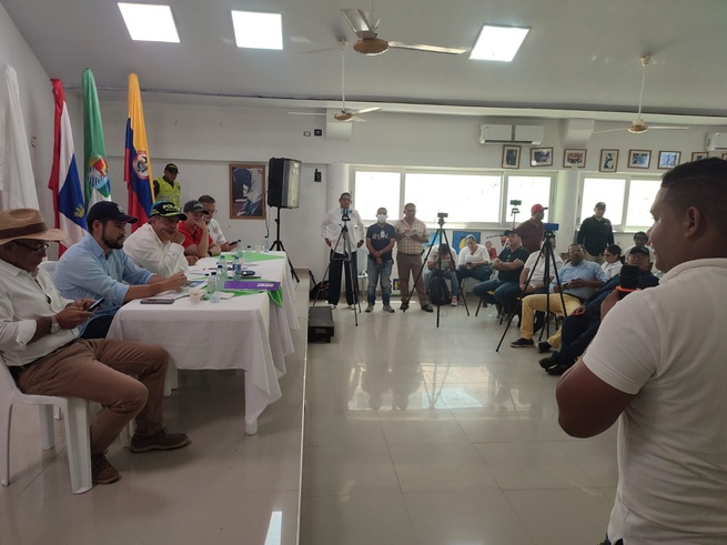 Mintransporte dialoga con toludeños del futuro del peaje la Caimanera