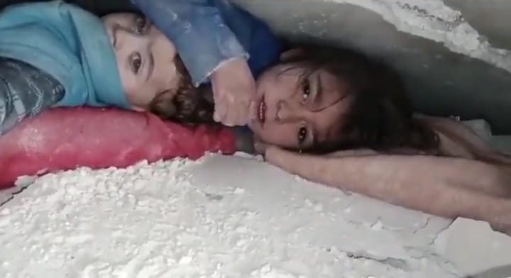 “Si nos rescatas seremos sus amigas”: Niña bajo los escombros en Siria