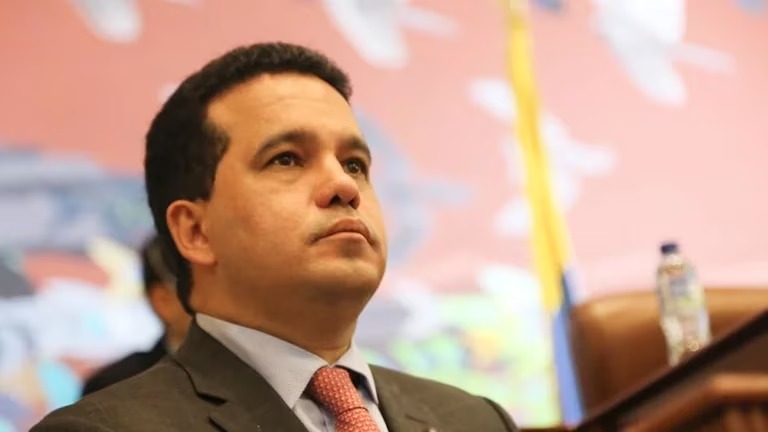Piden renuncia a presidente del partido Conservador
