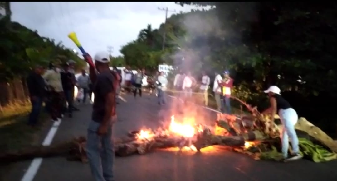 Bloquean vía en Moñitos por erosión marina