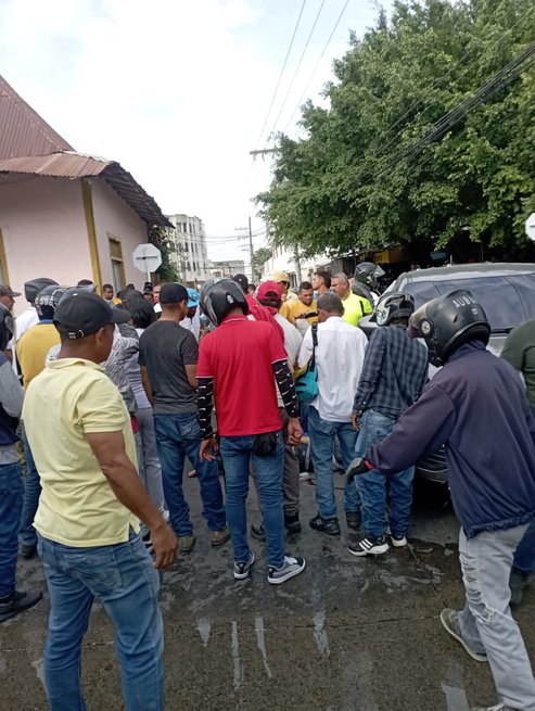 Se voló una escuadra y arrolló a dos personas