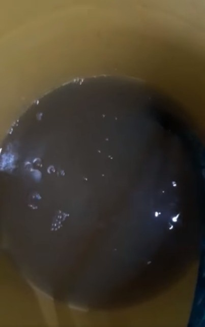 Agua sucia y no apta para usar