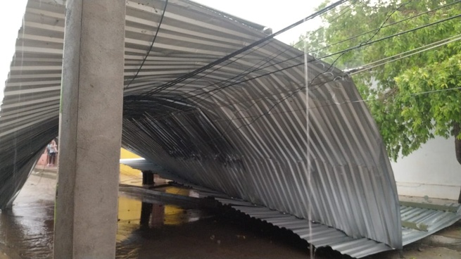 Fuerte huracán destechó viviendas y provocó inundaciones en La Apartada