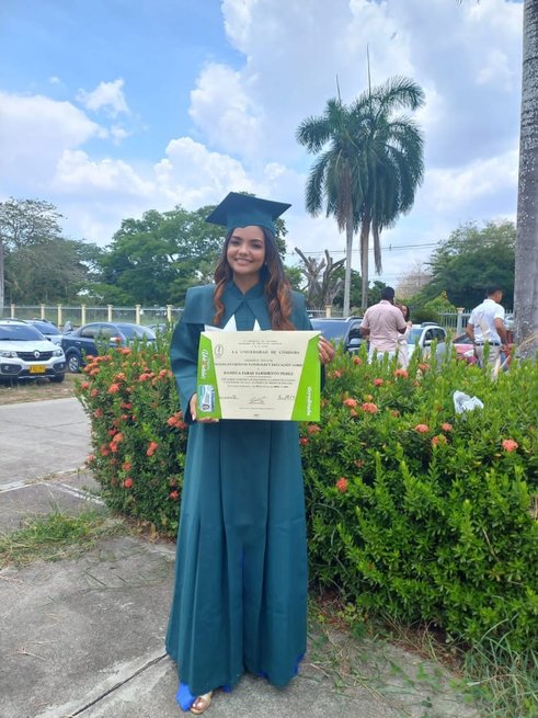 Se graduó Daniela Sarmiento, la jovén que se subía a un árbol para hacer sus tareas