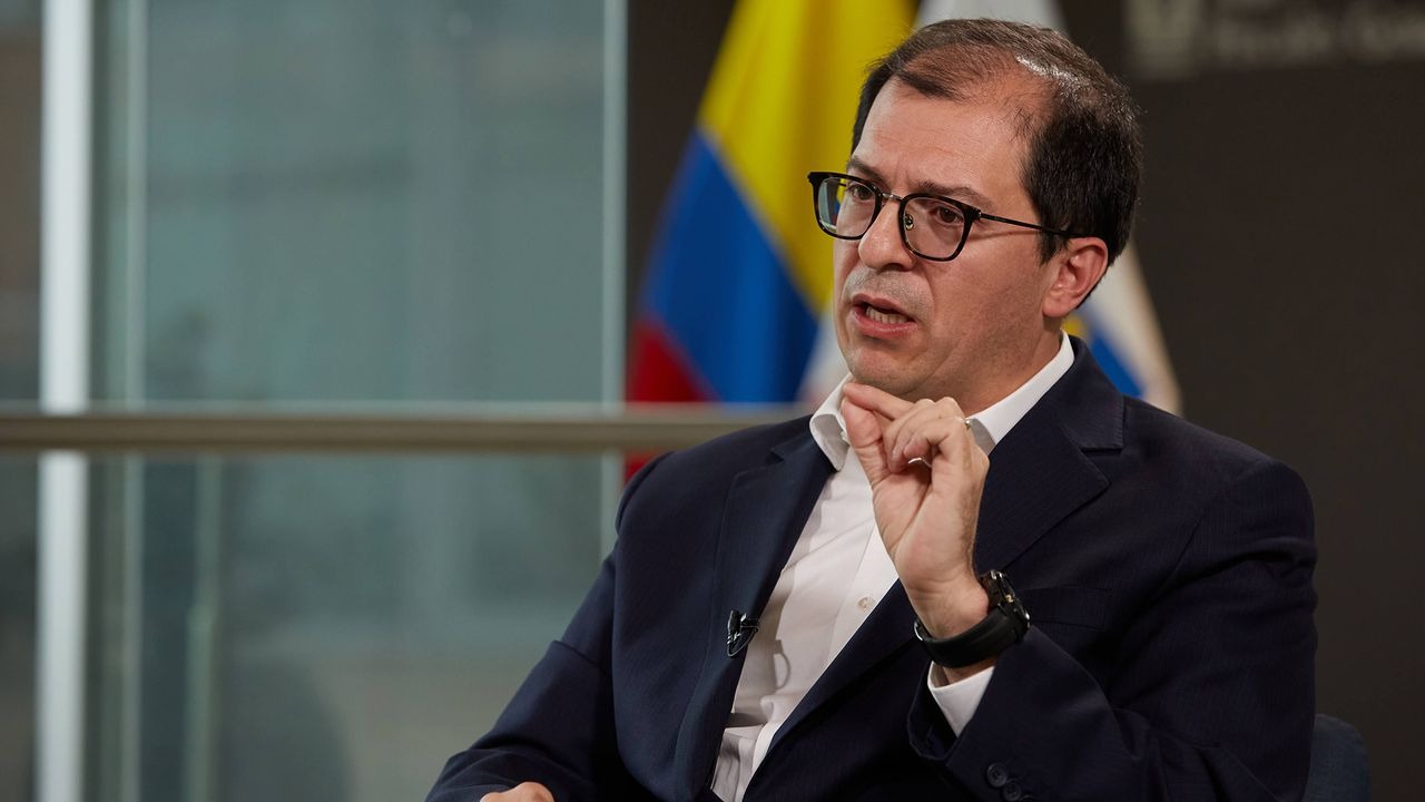 'Tuitero de oposición’: Francisco Barbosa arremete contra Gustavo Petro