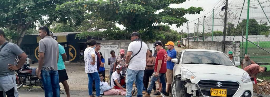Choque de moto y carro dejó varios heridos en la vía Ciénaga de Oro - Cereté