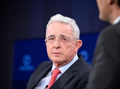 Álvaro Uribe seguirá investigado