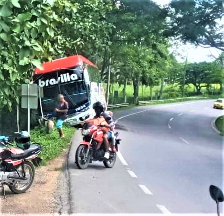 Bus de Brasilia se salió de la vía