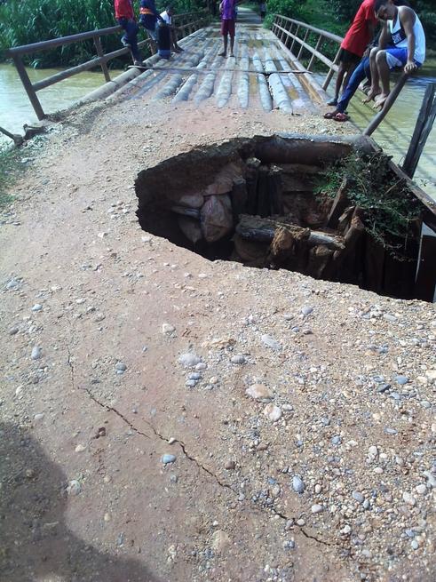 Puente a punto de colapsar en Ayapel