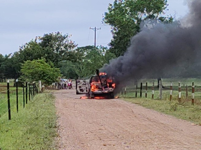 Carro de Afinia ardió en llamas.