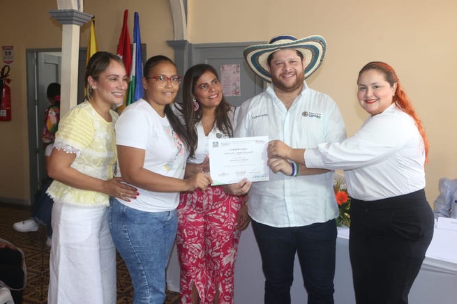 Gobernador graduó a mujeres y hombres en cursos de emprendimiento y desarrollo humano