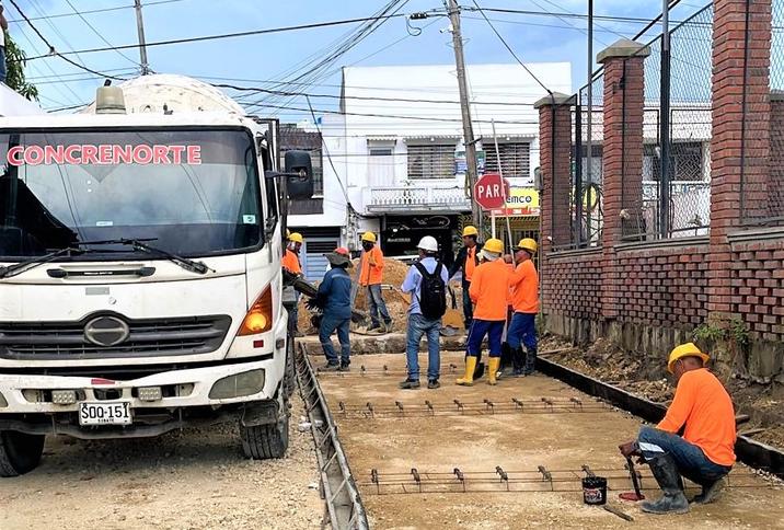 Contratista de la malla vial urbana está fundiendo losas
