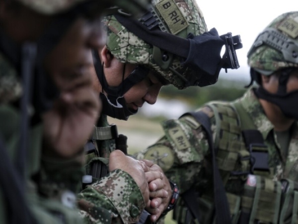 La orden a las fuerzas especiales abstenerse de hacer acciones ofensivas contra criminales
