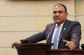 El senador Antonio Correa seguirá siendo investigado en libertad
