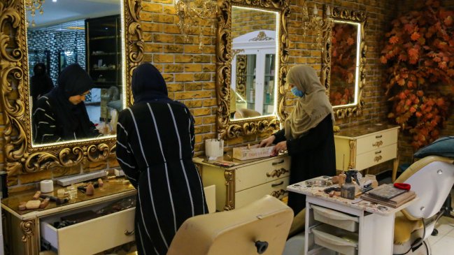 Afganistán: Talibanes prohiben los salones de belleza para mujeres