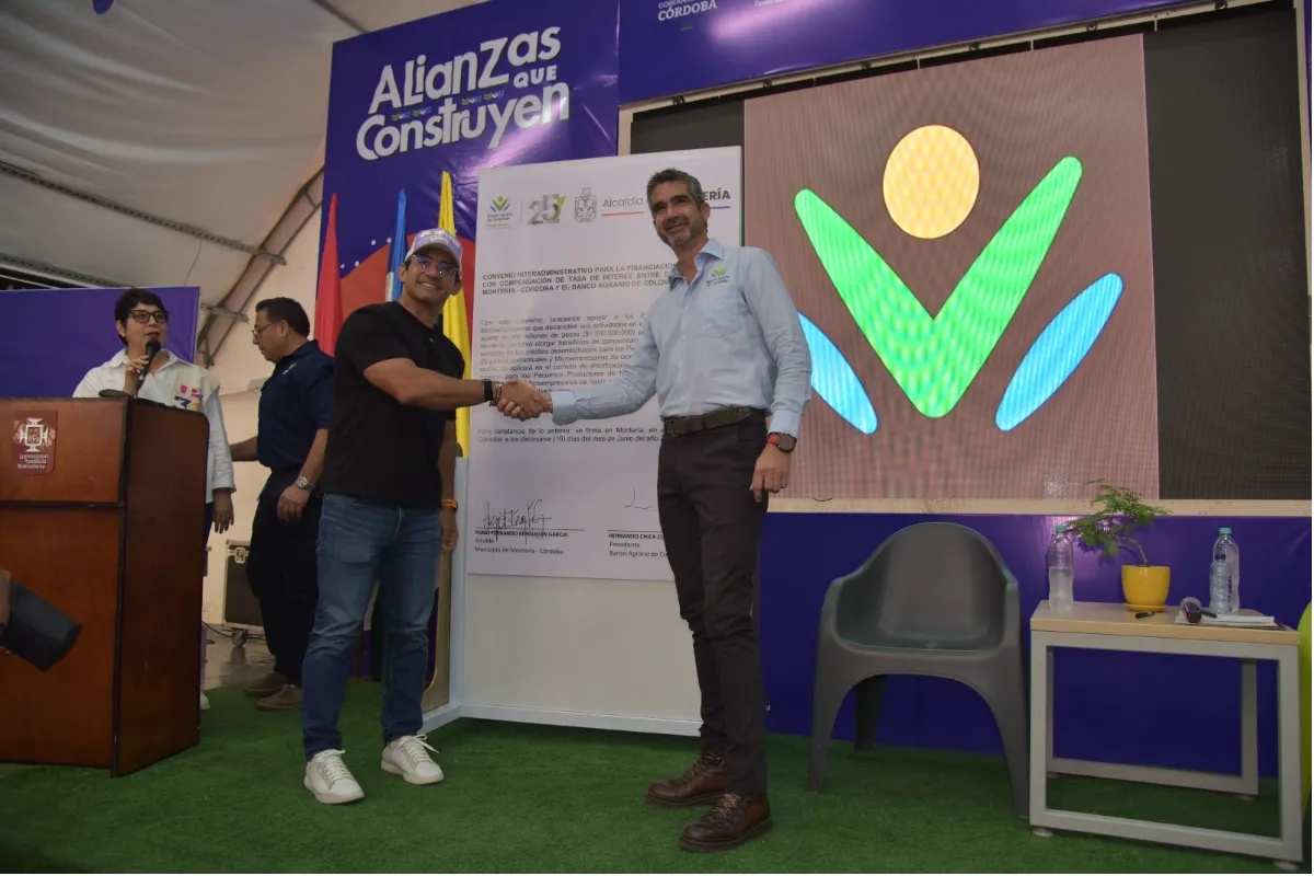 Alcaldía de Montería y el Banco Agrario entregaron creditos a productores agropecuarios en la carpa de la UPB