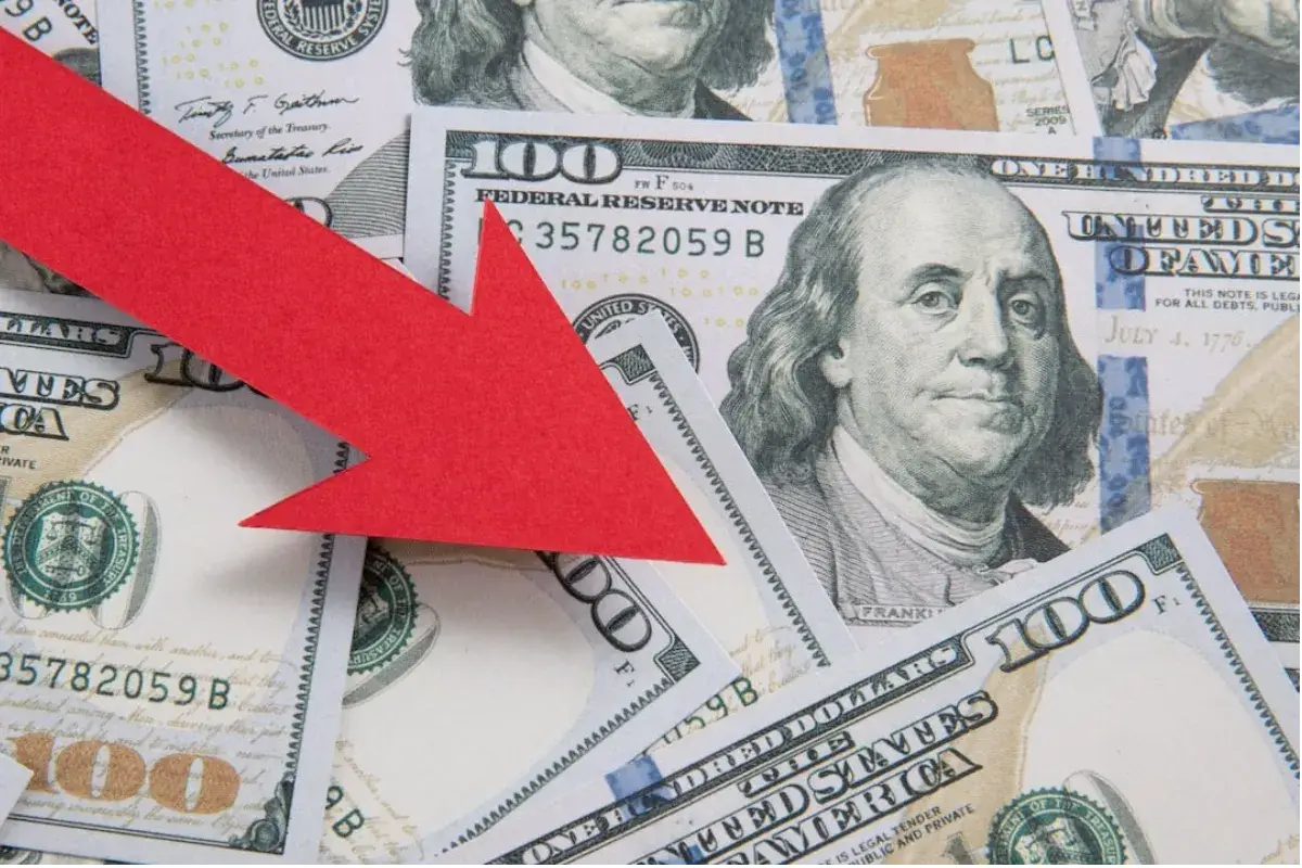 Dólar llegó a su nivel más bajo desde 2024