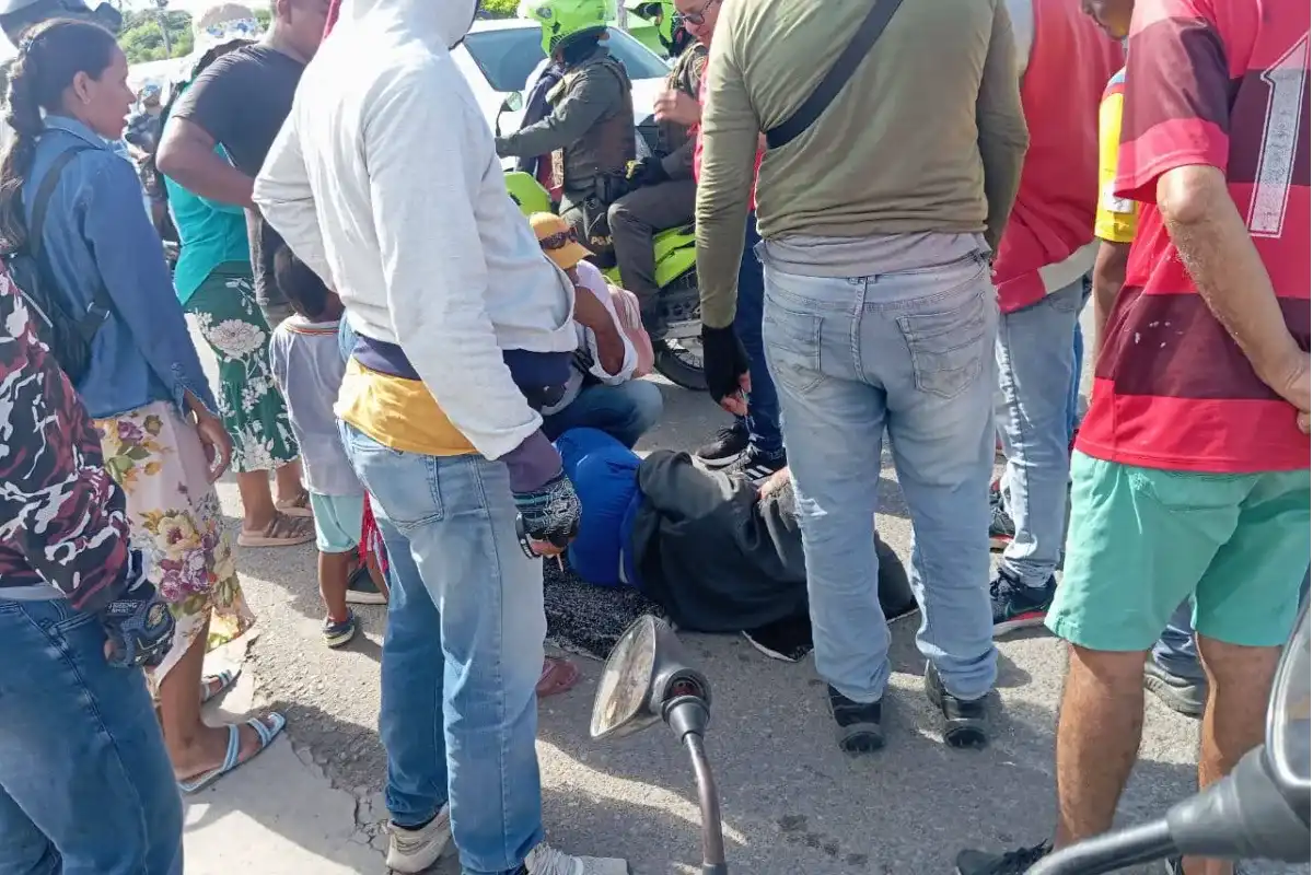 Quedó mal herida luego de ser embestida por un motociclista