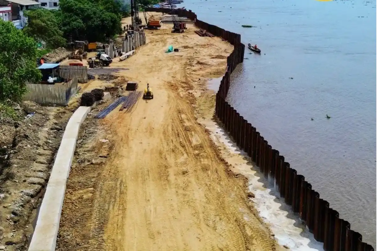 Avanza la construcción del Malecón de Magangué con instalación de viga-cabezal entre pilotes
