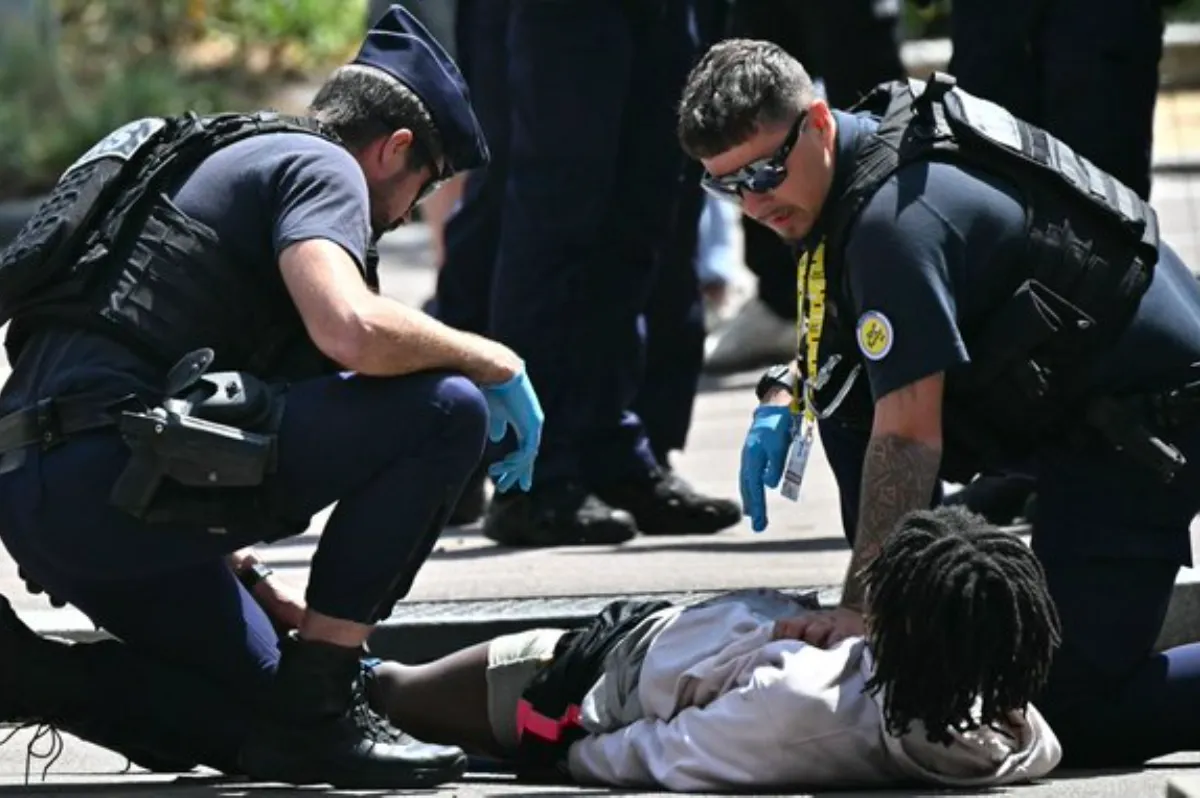 Hombre con cuchillo en mano generó pánico en el Tour de Francia