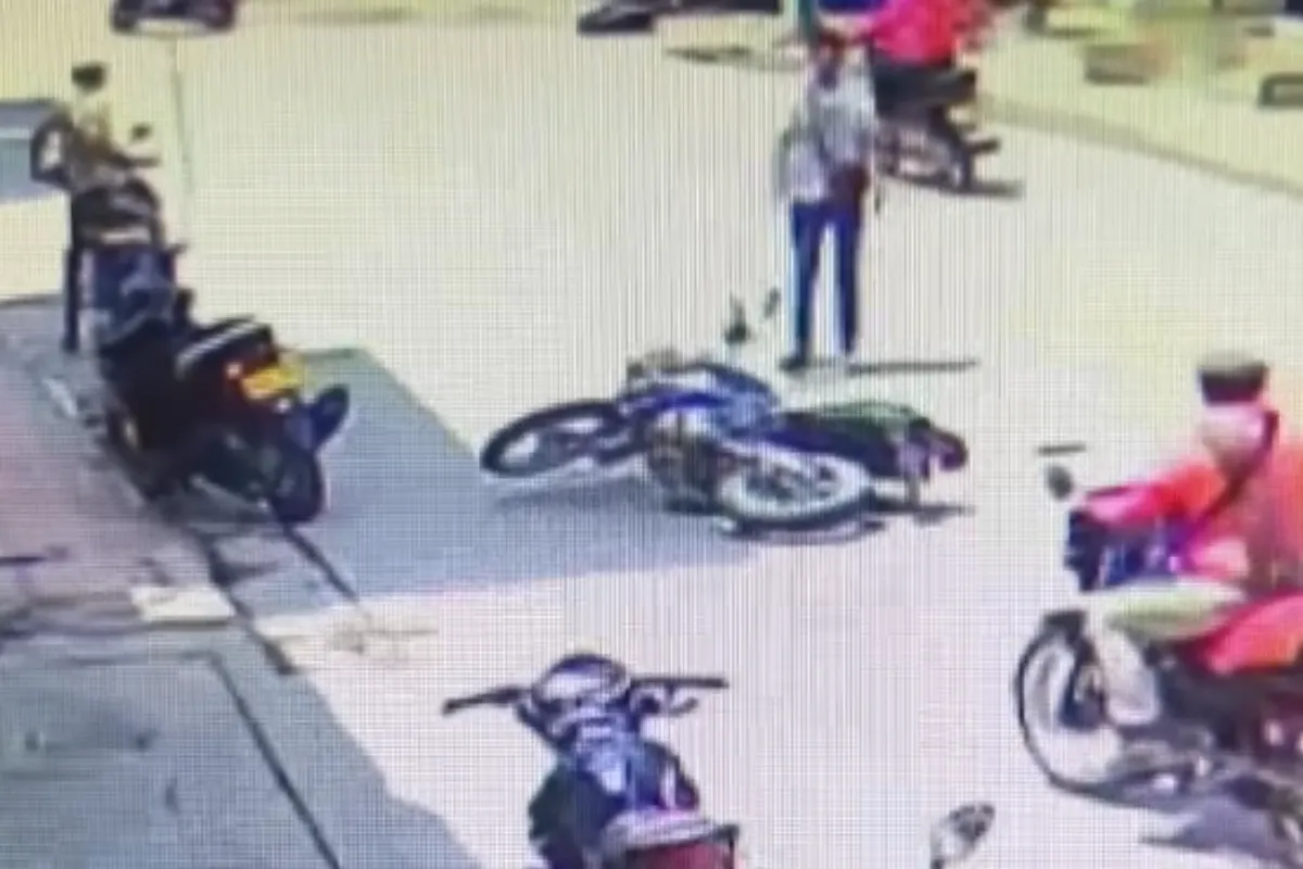 Un motociclista hizo un mal giro y el otro no alcanzó a frenar