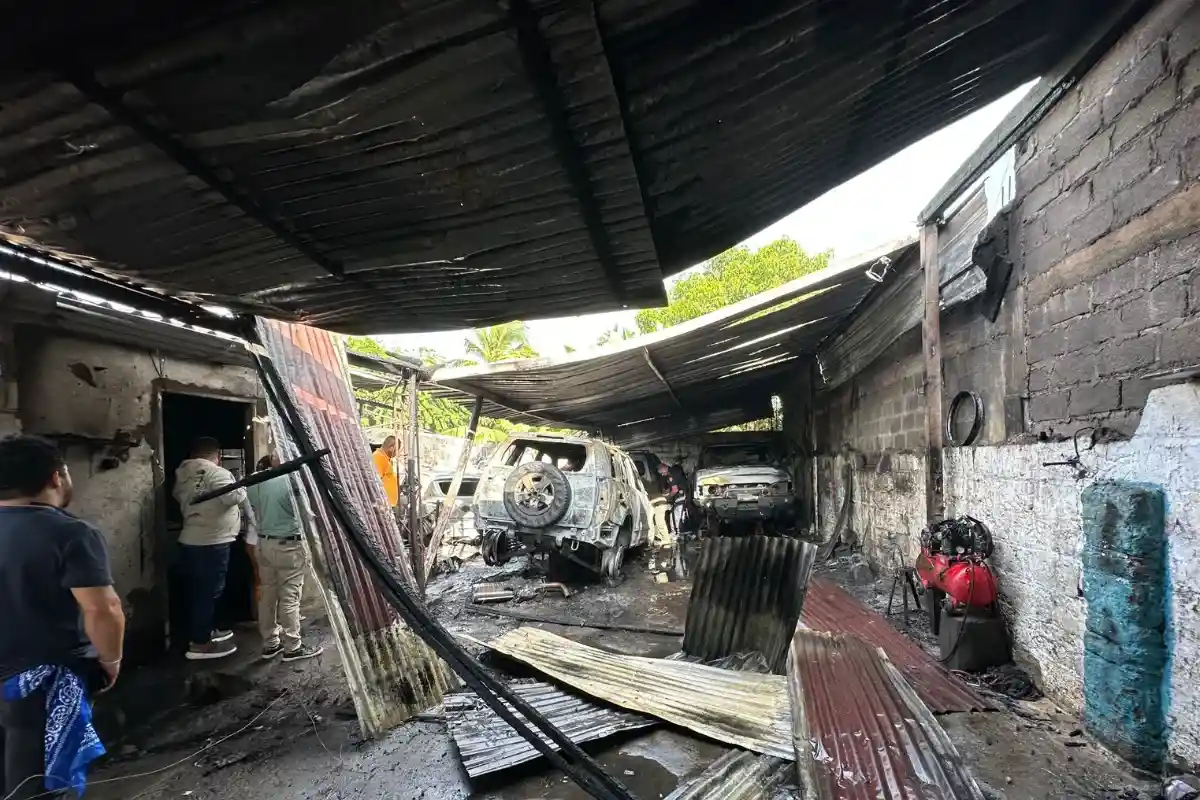 Incendio consumió cinco carros