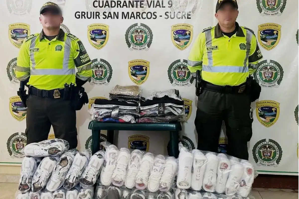 Pillados con documentos y mercancía falsos