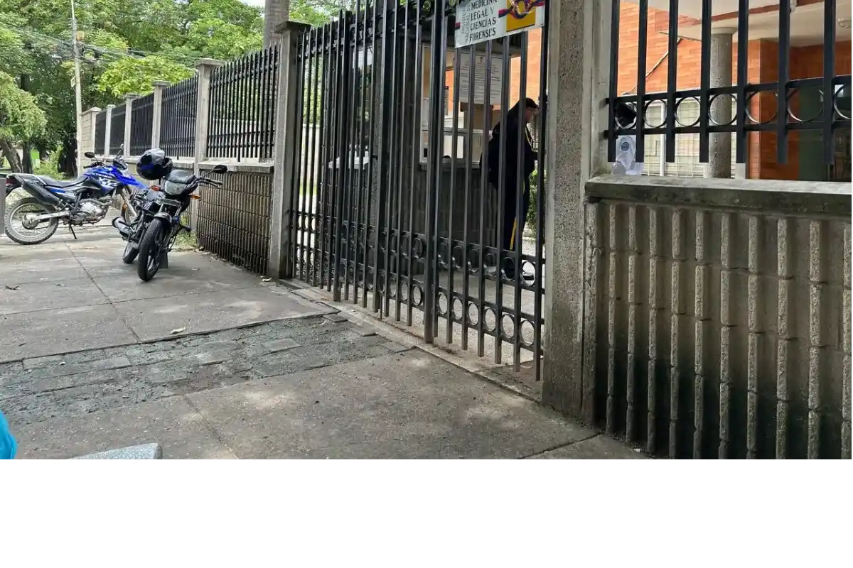 La mordió una serpiente y murió