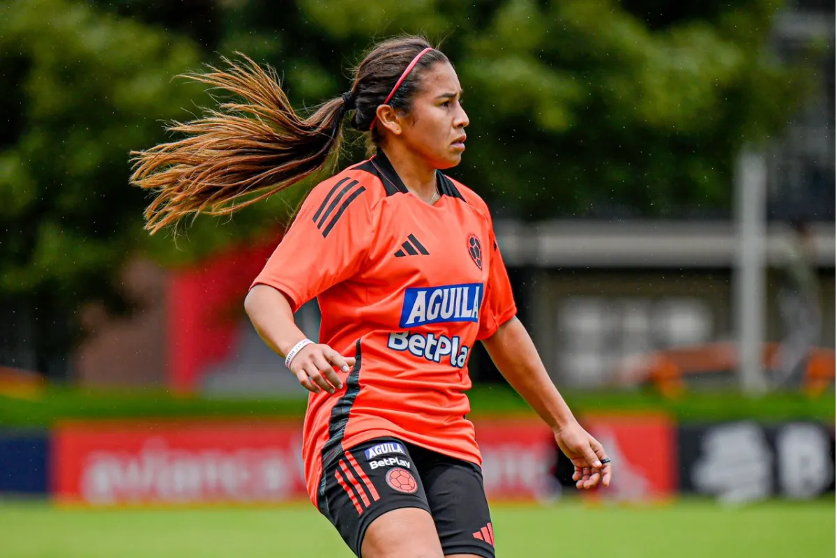 Leicy Santos comanda el debut de Colombia