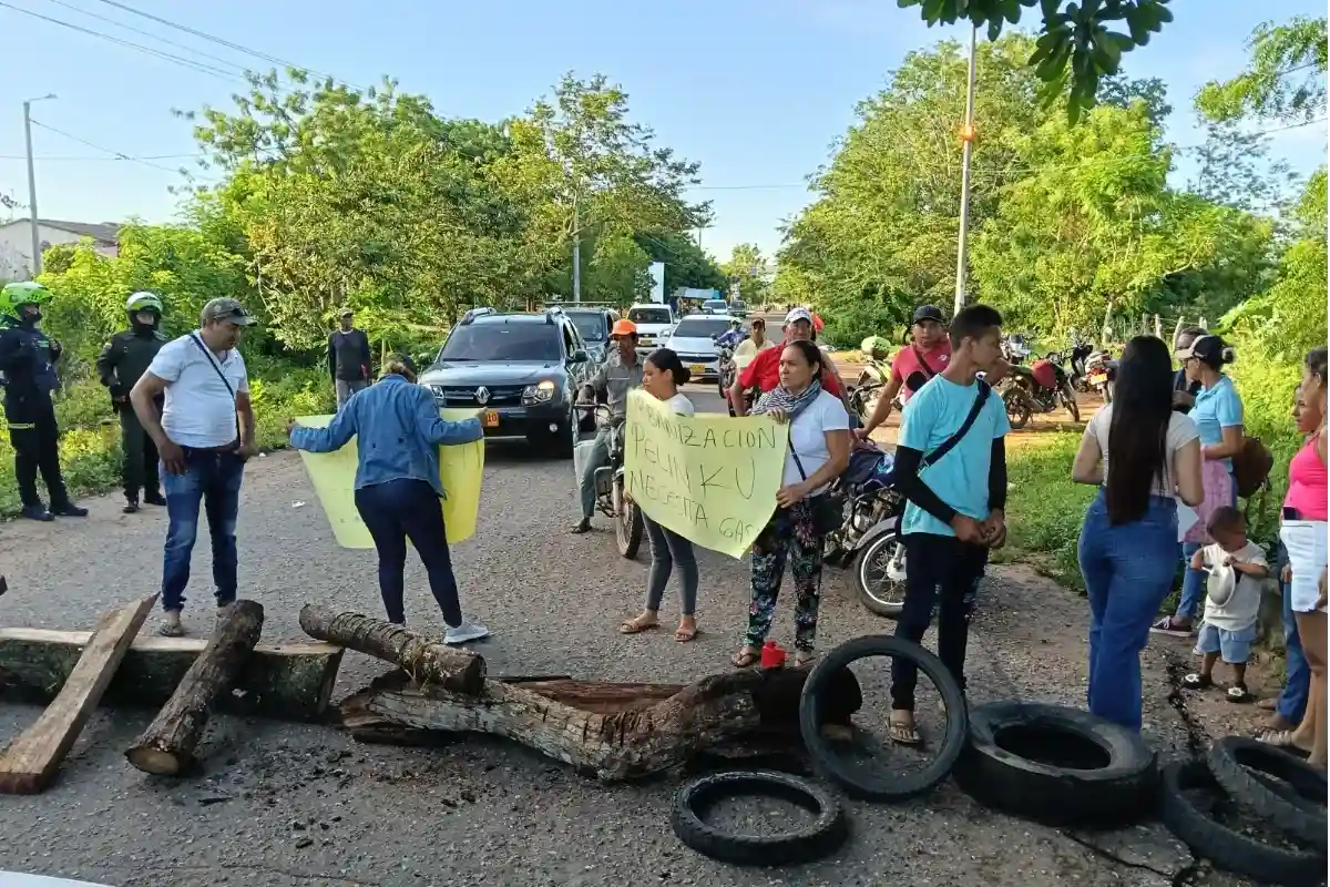 Habitantes de la Urbanización Pelinkú, de Galeras, bloquean la vía que los comunica con Sincé.