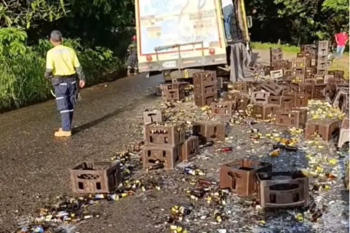 Se volcó e iba cargado de 'frías'