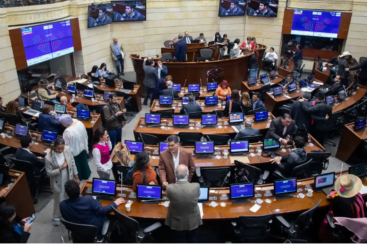 Por falta de pago de MinHacienda, suspenden tiquetes aéreos al Senado