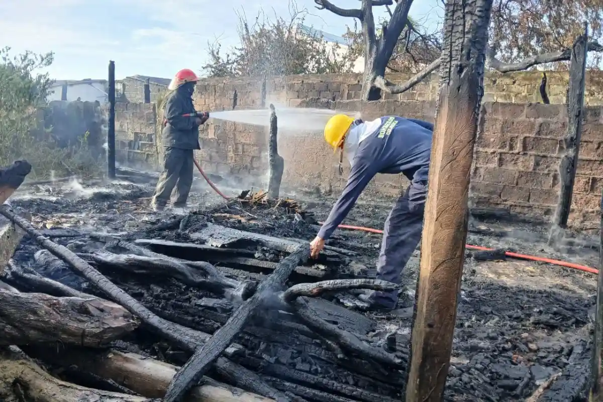 Incendio arrasó con dos viviendas