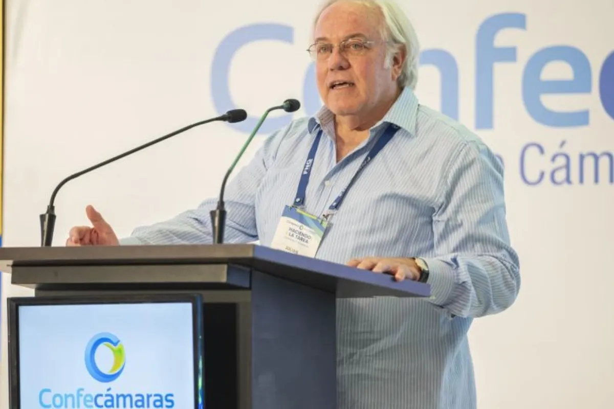 Denuncian despilfarro en Confecámaras: Julián Domínguez en el ojo del huracán