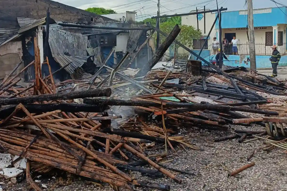 Comunidad se une para ayudar a familia que perdió su casa en Corozal