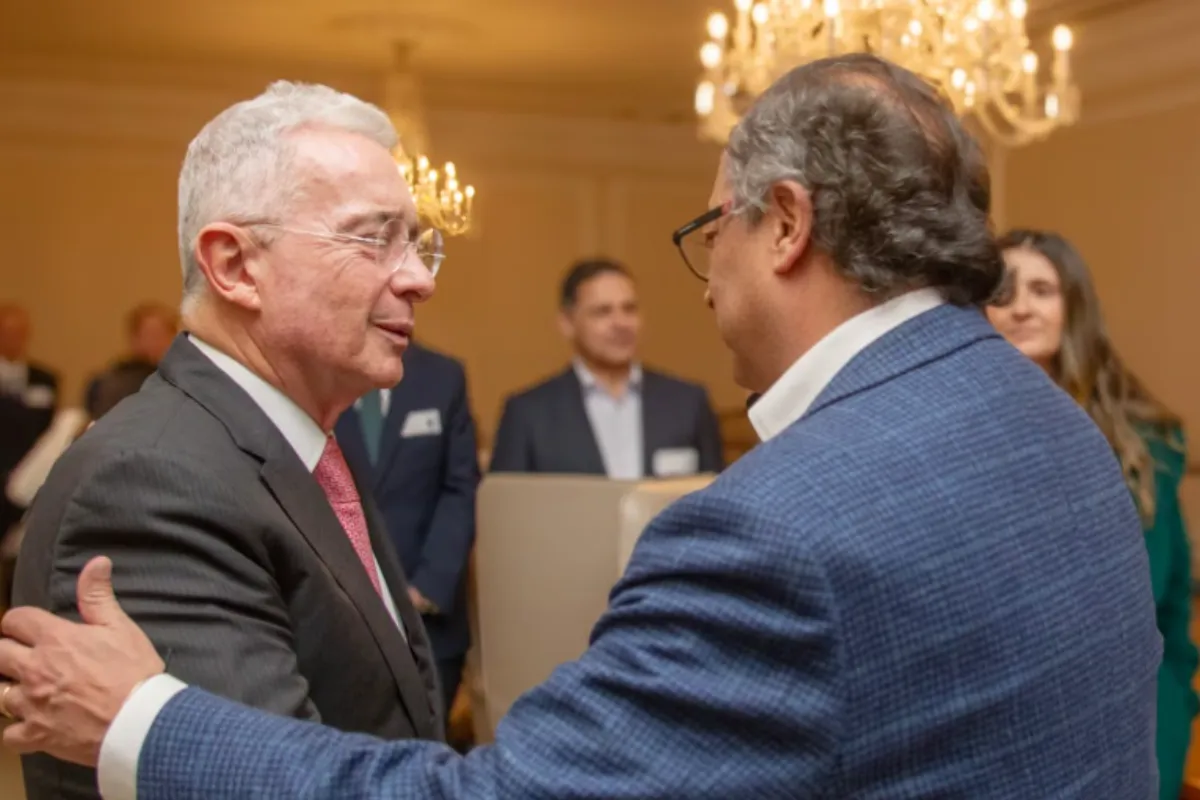 Uribe desmiente a Petro con prueba del indulto tras su paso por el M-19