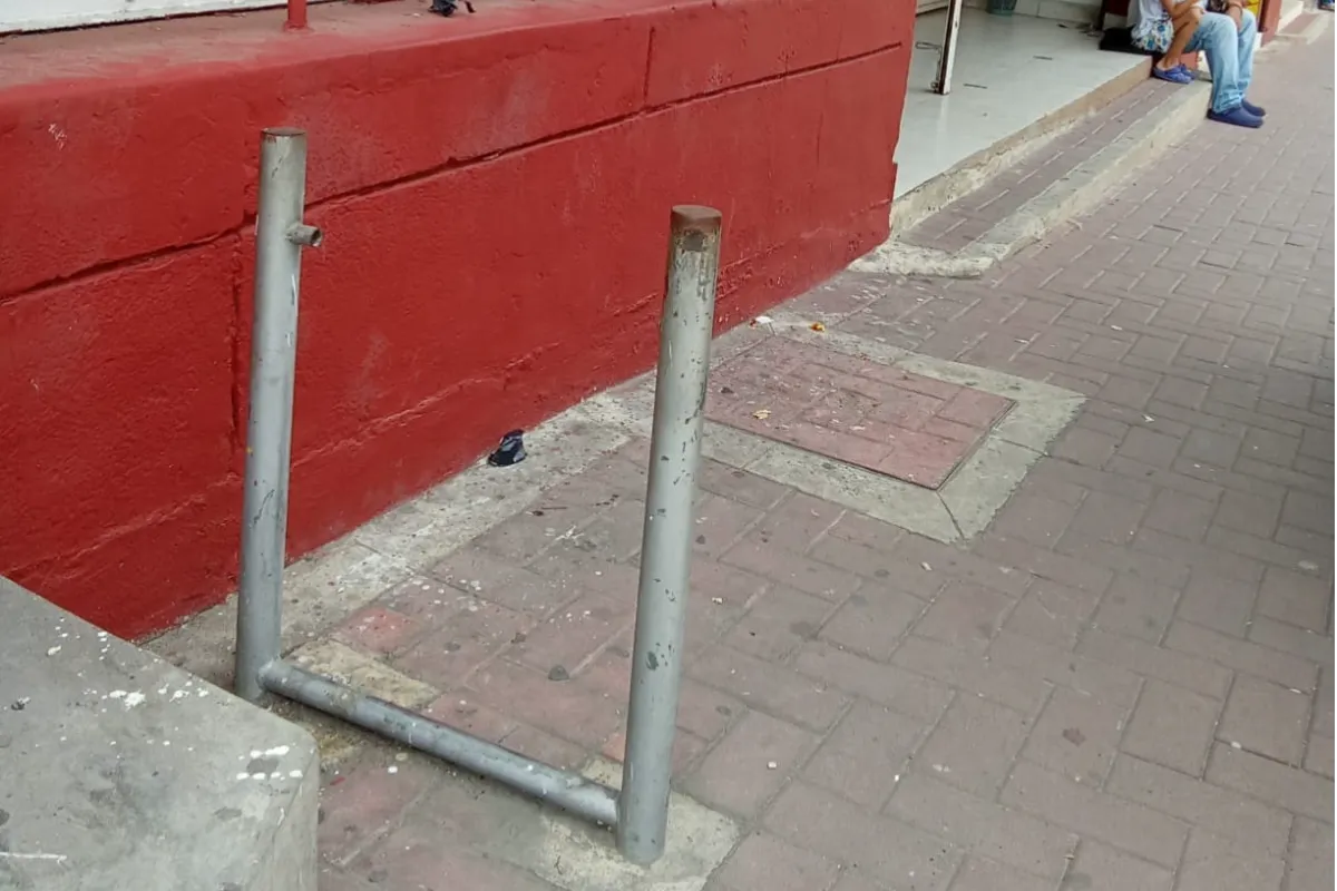 De las canecas de basuras del centro de Sincelejo solo quedan los soportes