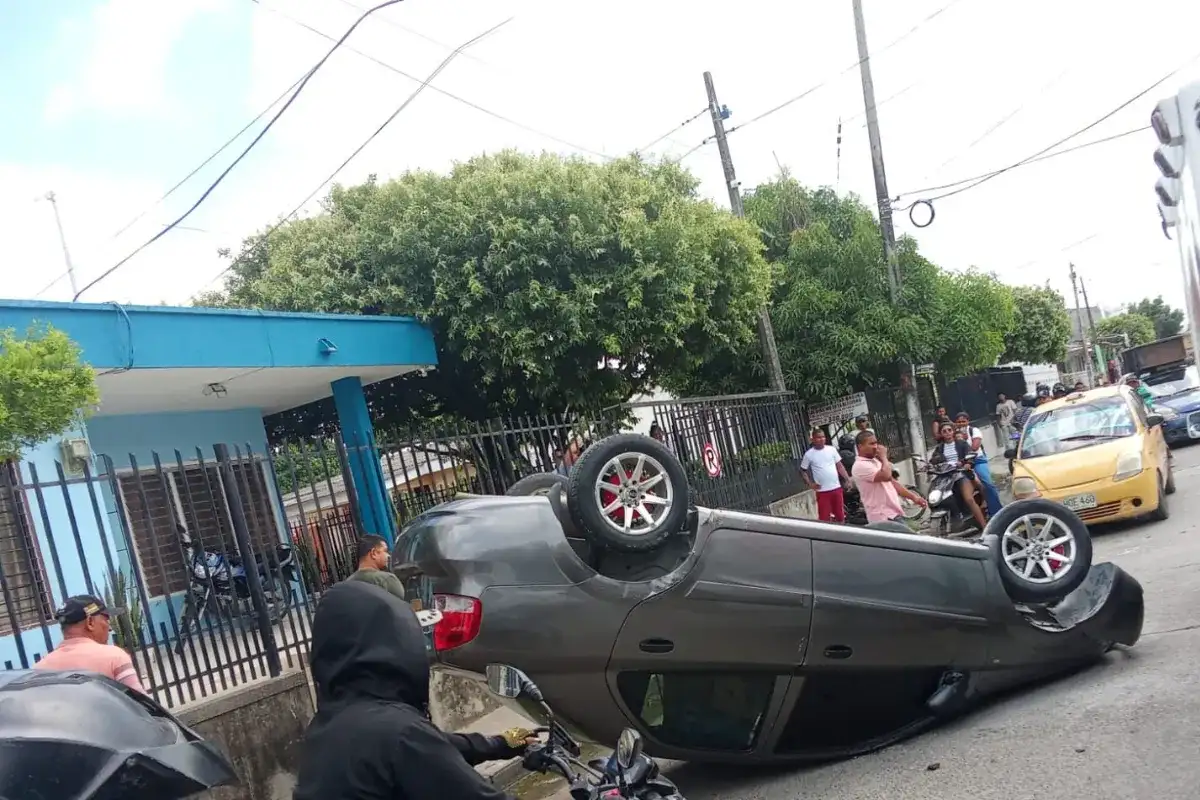 Aparatoso volcamiento, conductor se salvó