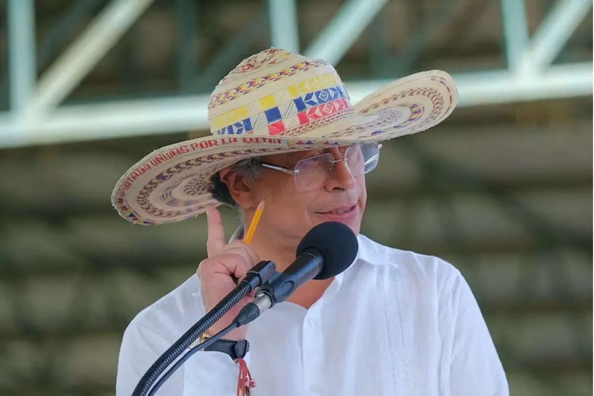 En Córdoba, el Mindefensa pidió ir tras el 'Clan'; Petro dice que "dialoga" con ellos