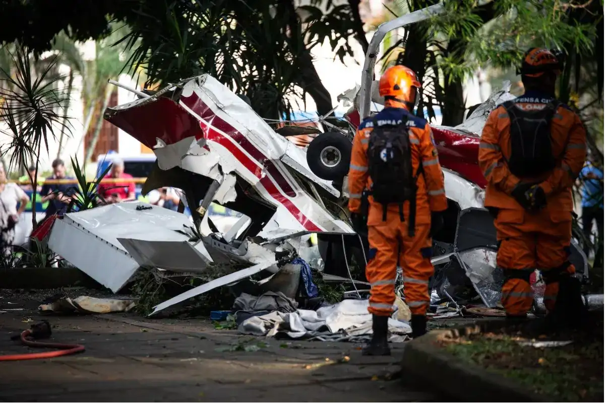 Avioneta cae sobre un parque en Medellín