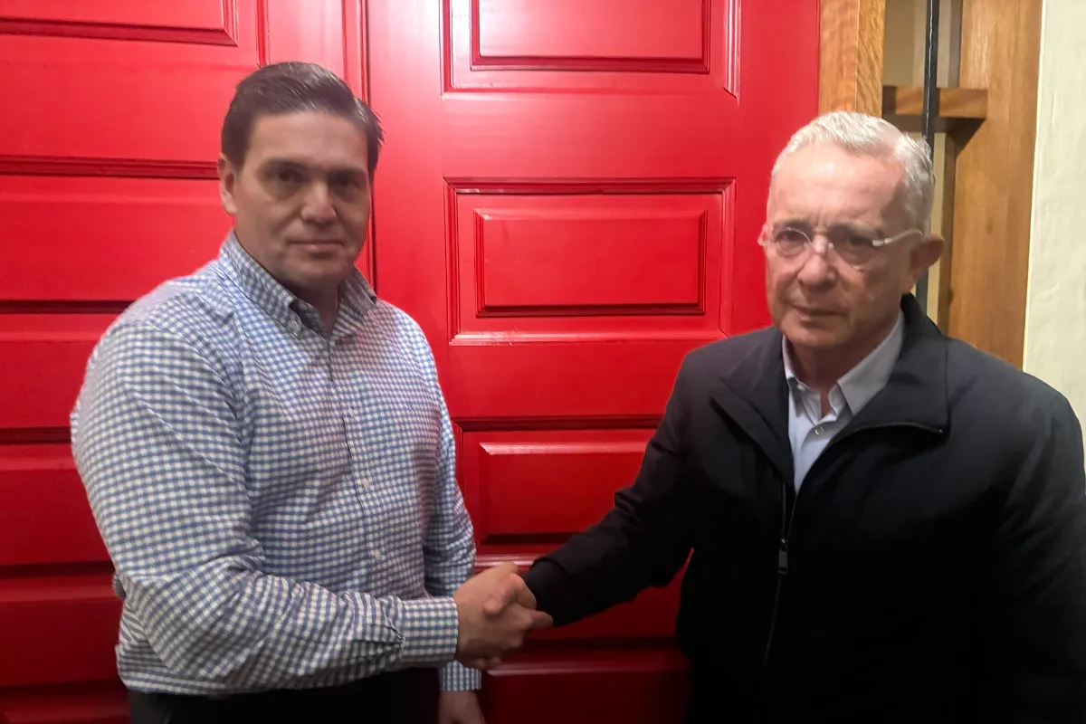 Álvaro Uribe abre la puerta a Juan Carlos Pinzón
