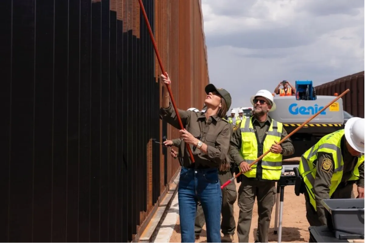 EE. UU. pinta el muro de negro para reducir ingreso de migrantes