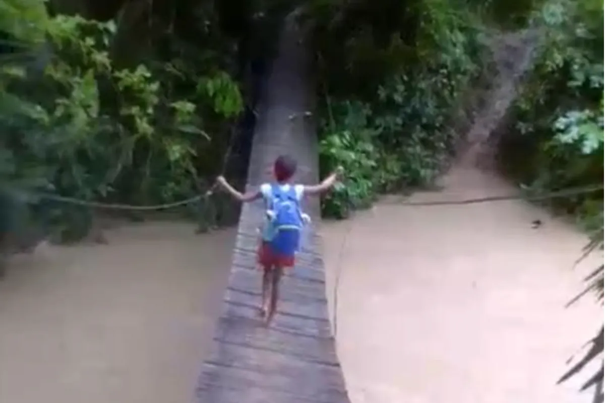 Para llegar a la escuela toca cruzar un puente colgante