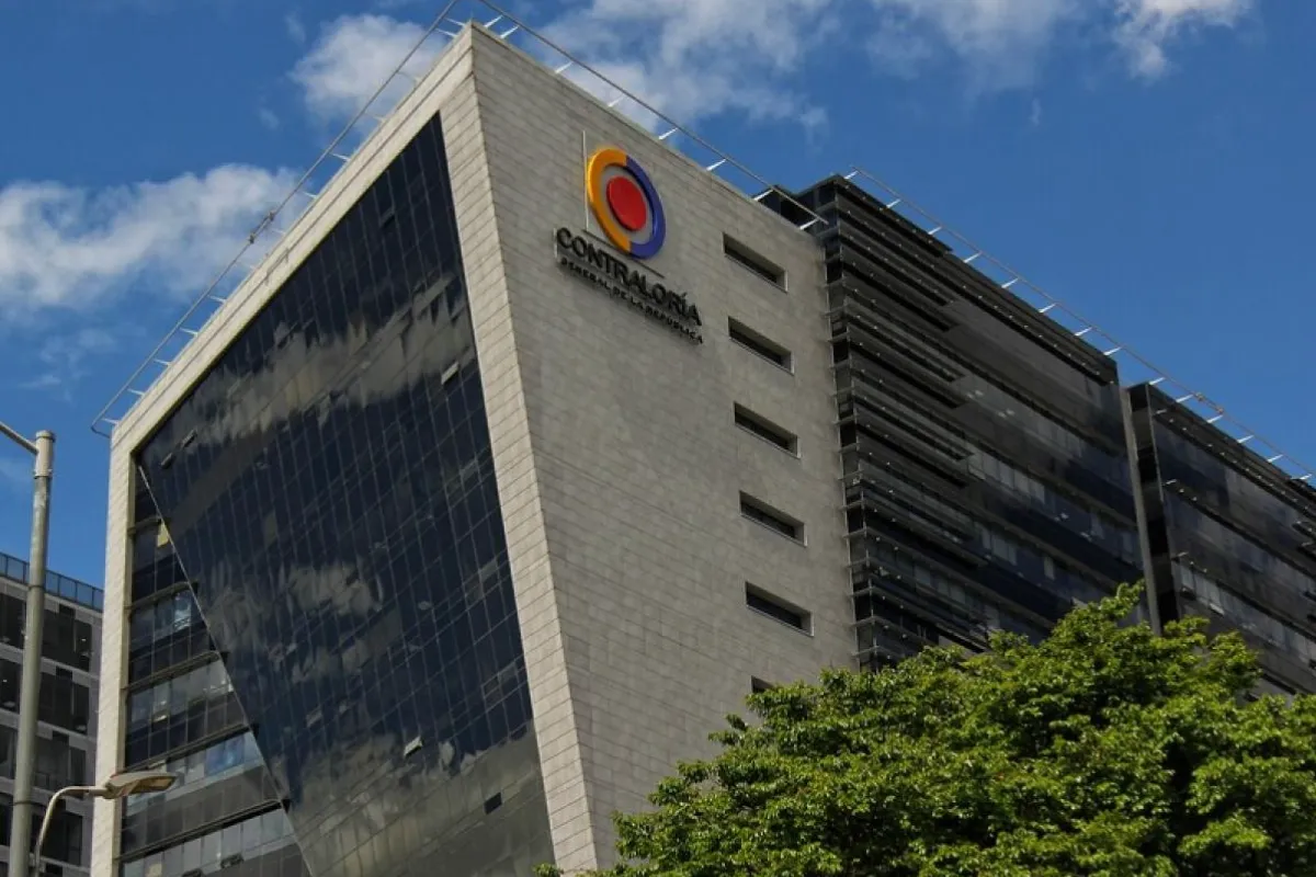 Contraloría advierte riesgo de suspensión del PAE por déficit de $500 mil millones