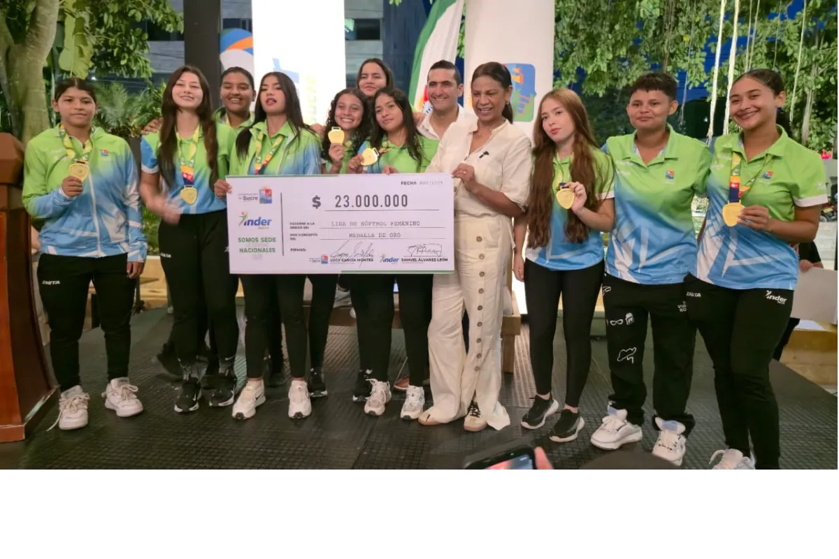 Jugadores recibieron premios ganados por los Juegos Juveniles