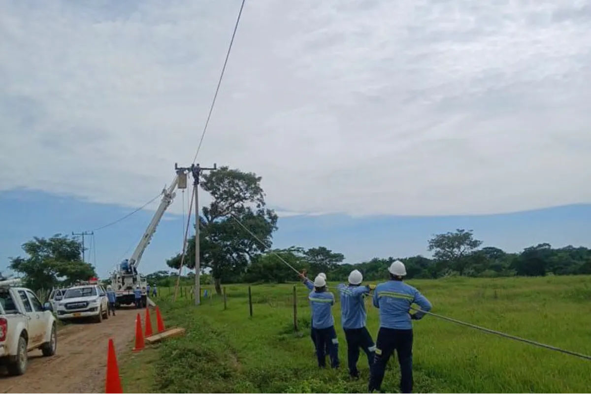 Fuertes vientos e intensas lluvias ocasionaron daños a la infraestructura eléctrica en Córdoba